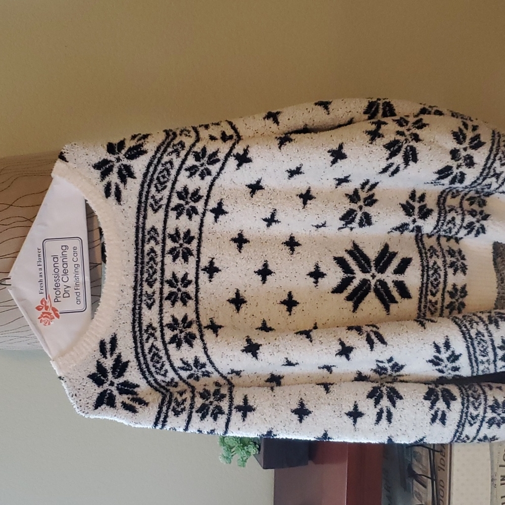 1X Barefoot dreams super soft cream and dark blue sweater